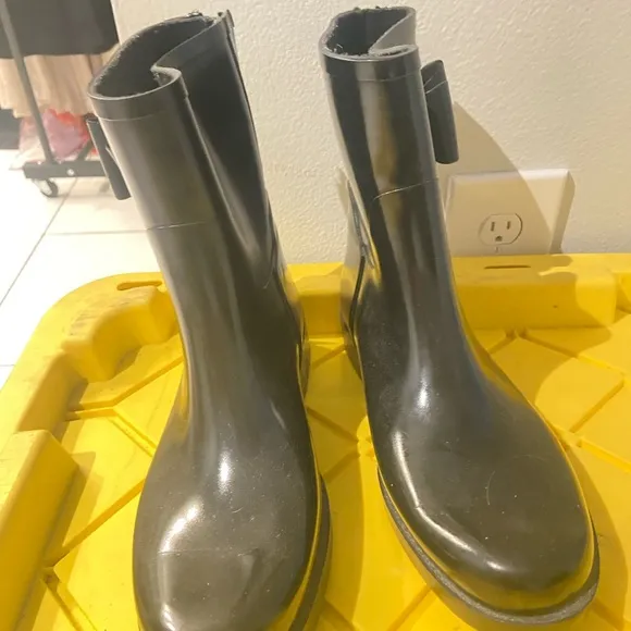 Jessica Simson (Rain N Snow boots size 9)