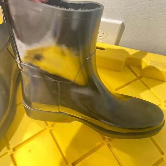Jessica Simson (Rain N Snow boots size 9)