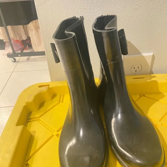 Jessica Simson (Rain N Snow boots size 9)