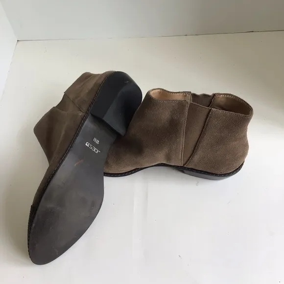 Joe’s Jeans Metal Chain Cap Toe Suede Ankle Boots. Size 10