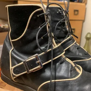 JOHN FLUEVOG “IN THE MONEY” BLACK BOOTS BOOTEES WITH BUCKLES STRAPS AND …
