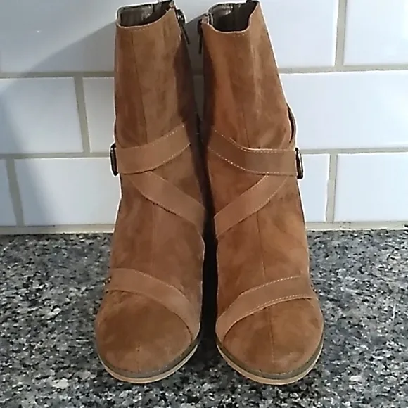 Joyfolie Winona Leather Suede Buckle Strappy Ankle Boots. Size 7