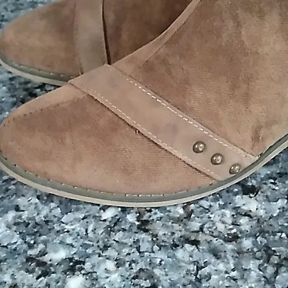 Joyfolie Winona Leather Suede Buckle Strappy Ankle Boots. Size 7