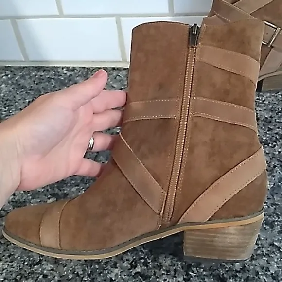 Joyfolie Winona Leather Suede Buckle Strappy Ankle Boots. Size 7