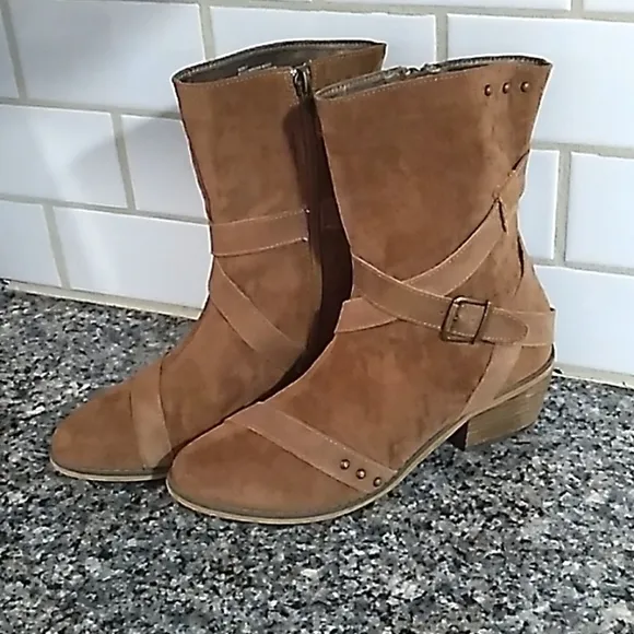 Joyfolie Winona Leather Suede Buckle Strappy Ankle Boots. Size 7