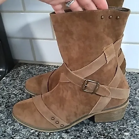 Joyfolie Winona Leather Suede Buckle Strappy Ankle Boots. Size 7