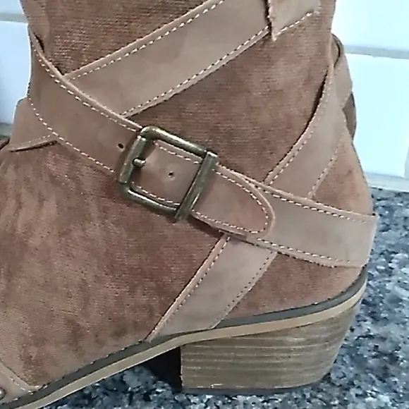 Joyfolie Winona Leather Suede Buckle Strappy Ankle Boots. Size 7