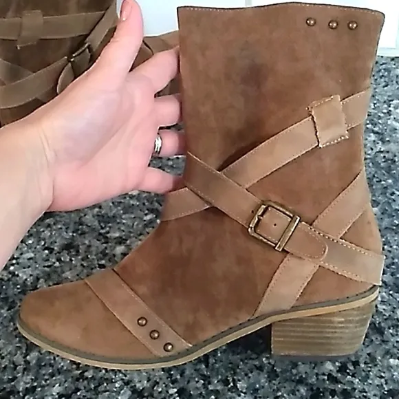 Joyfolie Winona Leather Suede Buckle Strappy Ankle Boots. Size 7