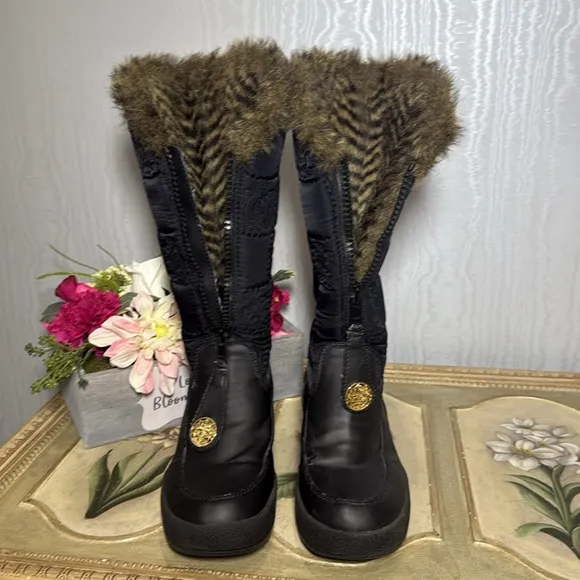 Juicy Couture Snow Flurry Faux Fur Lined Quilted Winter Wedge Zip Up Boots Sz 8