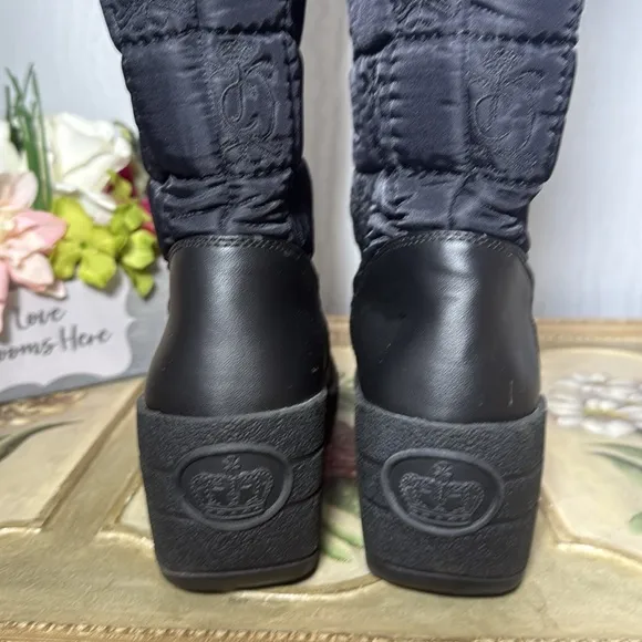 Juicy Couture Snow Flurry Faux Fur Lined Quilted Winter Wedge Zip Up Boots Sz 8