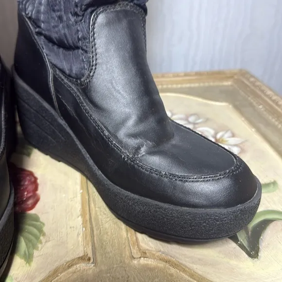Juicy Couture Snow Flurry Faux Fur Lined Quilted Winter Wedge Zip Up Boots Sz 8