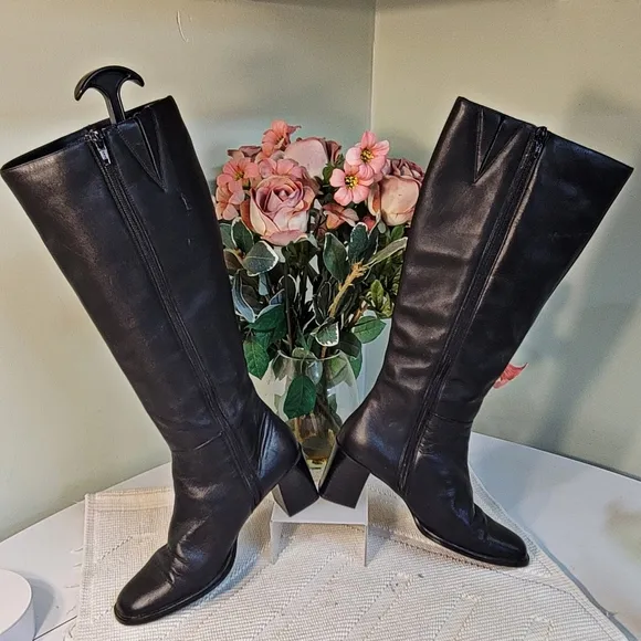 KAREN SCOTT GENUINE LEATHER CHUNKY HEEL BOOTS Zipper and elastic insert in calf