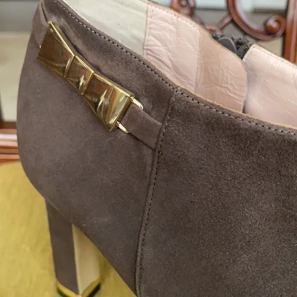 Kate Spade Aldaz suede gold bow ankle boots NWOB size 9