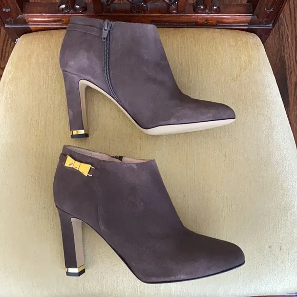 Kate Spade Aldaz suede gold bow ankle boots NWOB size 9