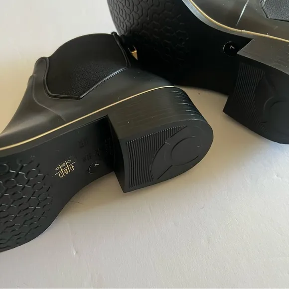 KATE SPADE SOLSTICE ANKLE RAIN BOOTS BLACK WITH GOLD DETAIL SIZE 7 NWOT