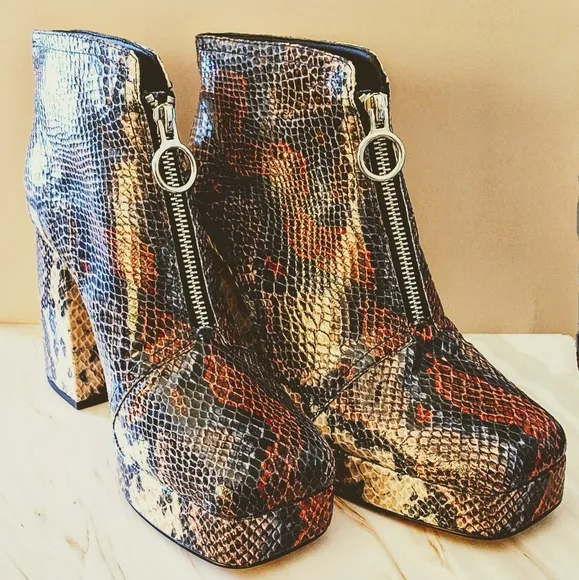 Katy Perry &quot;The Uplift Bootie&quot; Snake Print Ankle Boots - Size 9 NWOB