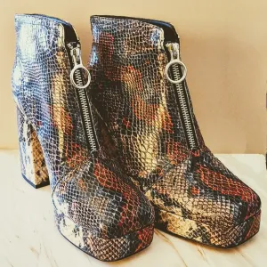 Katy Perry &quot;The Uplift Bootie&quot; Snake Print Ankle Boots - Size 9 NWOB