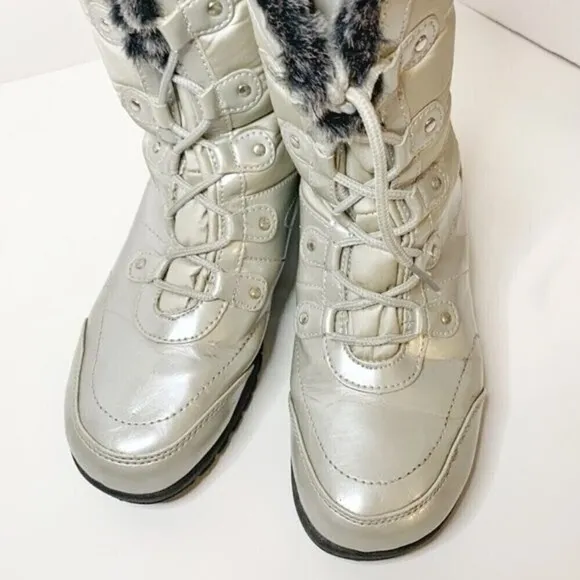 Khombu Silver Metallic Lace Up Nylon Angel Snow Moon Faux Fur Lined Boots