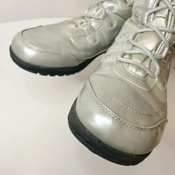 Khombu Silver Metallic Lace Up Nylon Angel Snow Moon Faux Fur Lined Boots