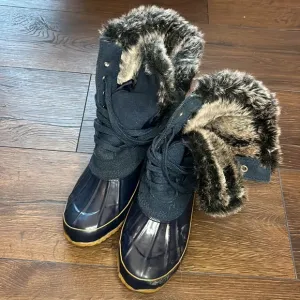 Khombu Snow Boots Size 7