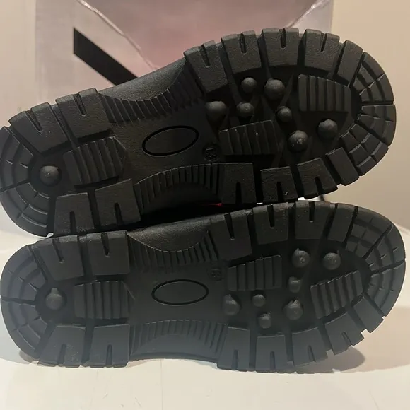 Kids snow boots size 13 brand new