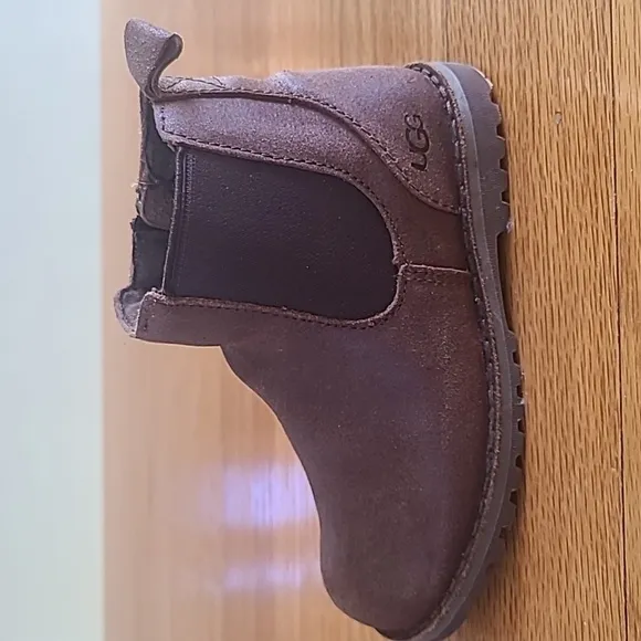 Kid's UGG Callum Suede boots in Brown; Size 8