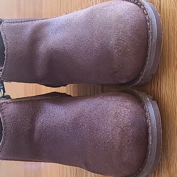 Kid's UGG Callum Suede boots in Brown; Size 8