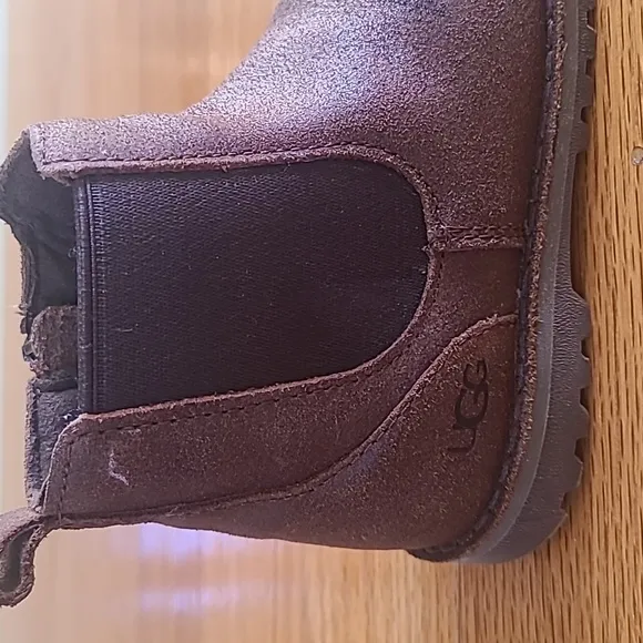 Kid's UGG Callum Suede boots in Brown; Size 8