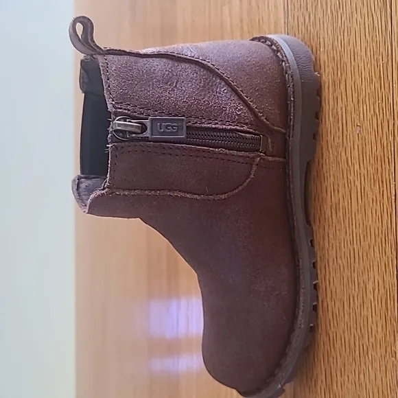 Kid's UGG Callum Suede boots in Brown; Size 8