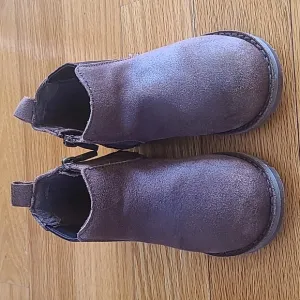 Kid's UGG Callum Suede boots in Brown; Size 8