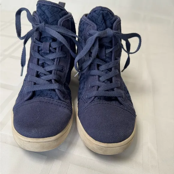 Koolaburra Blue Textured Boots with Cream Sole