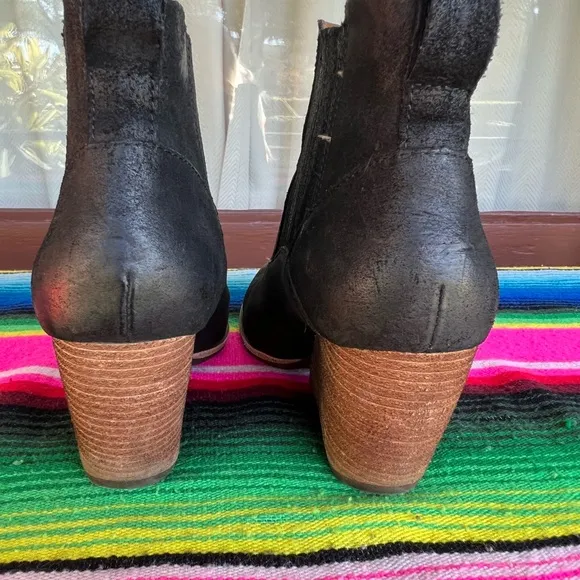 Kork-Ease Ankle Boots Size 8 pull on black suede booties Excellent condition