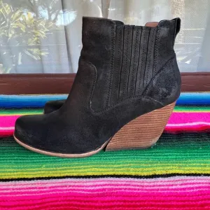 Kork-Ease Ankle Boots Size 8 pull on black suede booties Excellent condition