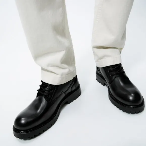 LACE-UP LEATHER BOOTS SIZE 7