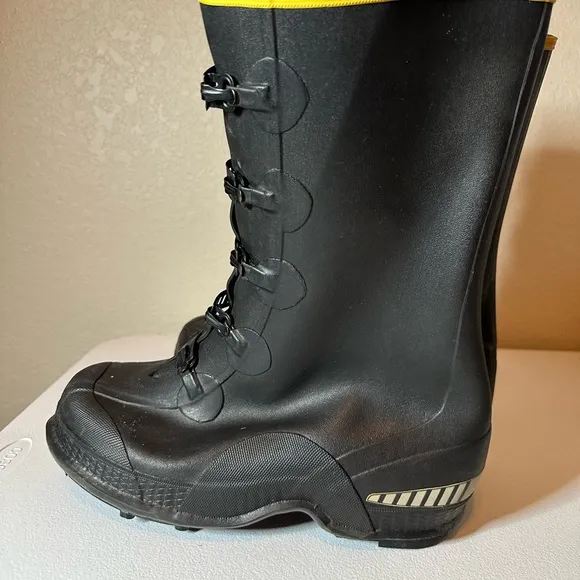 LaCrosse Tracktion waterproof, reflective 5 buckle boots size 10