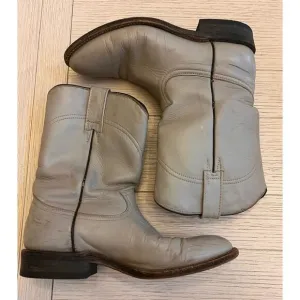 Ladies leather tan roper style‎ Mexican made boots. Size 8