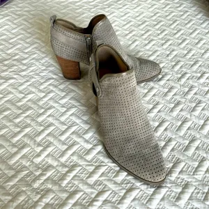 Light brown suede, textured ankle, boots, chunky, heel, zipper, belted, size 9