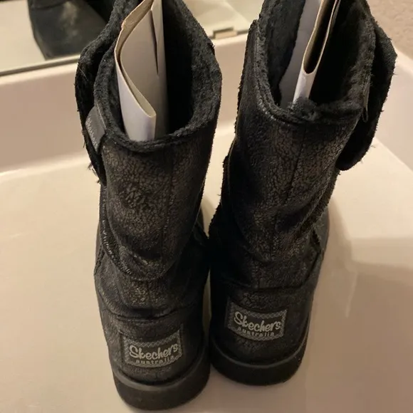 Like new Skechers waterproof keepsakes boots 6