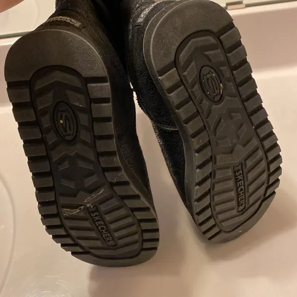 Like new Skechers waterproof keepsakes boots 6