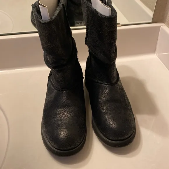 Like new Skechers waterproof keepsakes boots 6