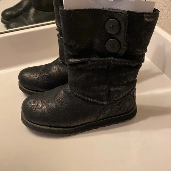 Like new Skechers waterproof keepsakes boots 6