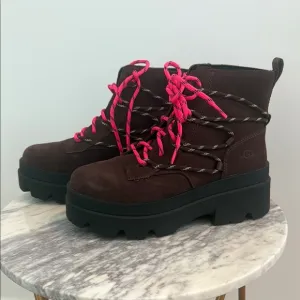 Like New UGG Brisbane Lace Up Suede Platform Boots in Burnt Cedar
