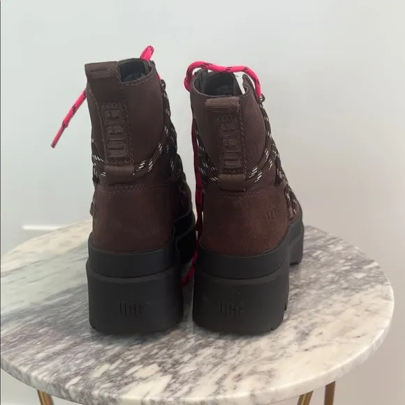 Like New UGG Brisbane Lace Up Suede Platform Boots in Burnt Cedar