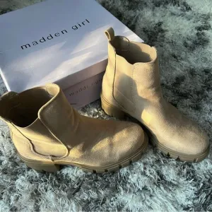 Madden Girl Tessa Sand Fab Chelsea Boot Suede Women’s Size 8.5