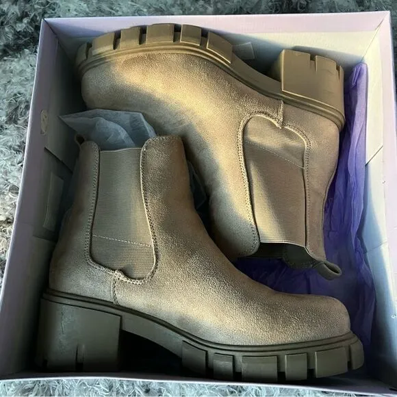 Madden Girl Tessa Sand Fab Chelsea Boot Suede Women’s Size 8.5