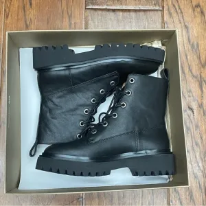 Madewell lace up lugsole boots in leather