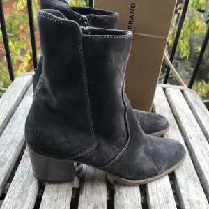 Maria Cristina suede boots