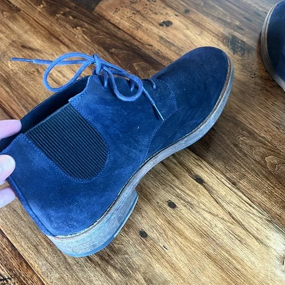 Mark Nason Men’s 11.5 Navy Suede Lace Up Chukka Boots. Like New