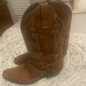 Masterson Laredo men’s cowboy  boots with chains and straps