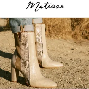 Matisse | Cobra | Ivory | Women’s | square heel | high ankle | 9 1/2 | boots